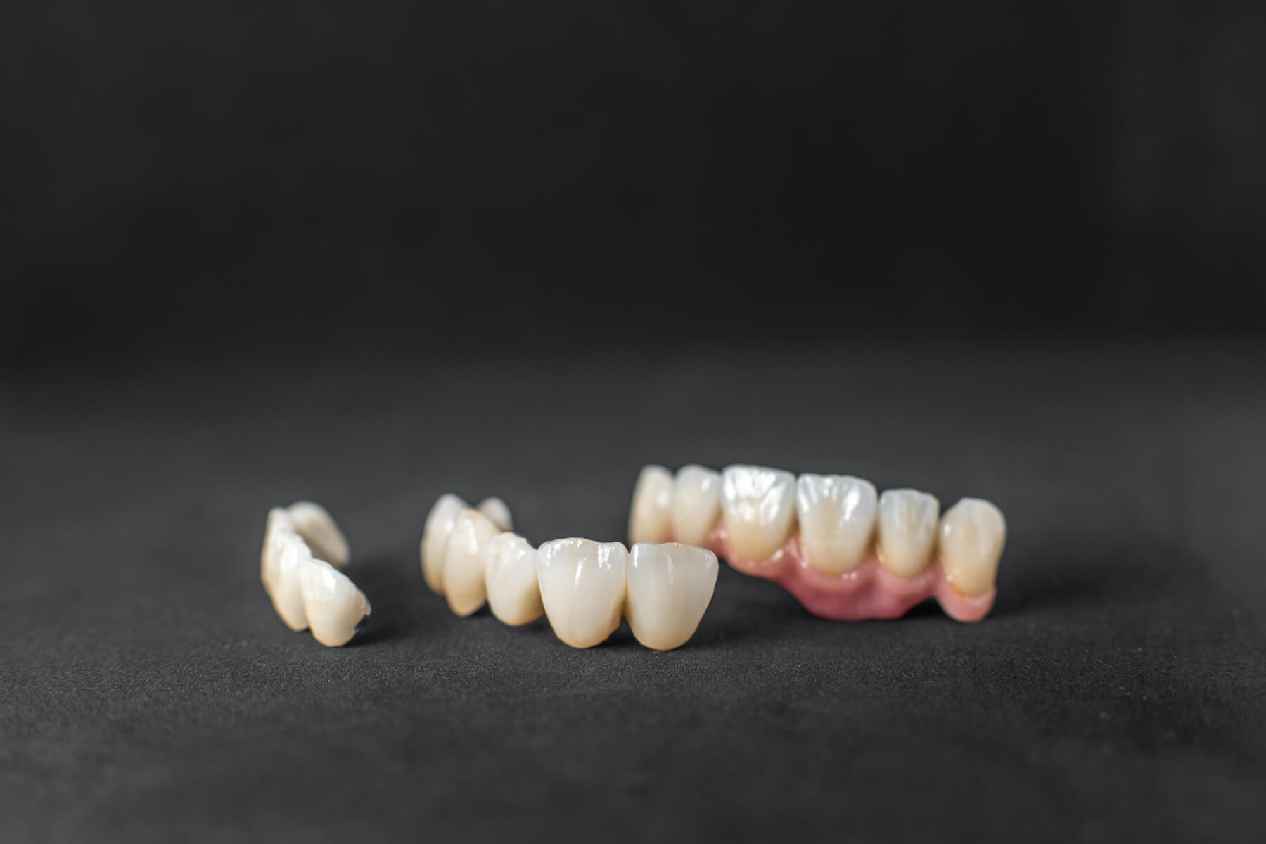 coroane dentare pe fond negru