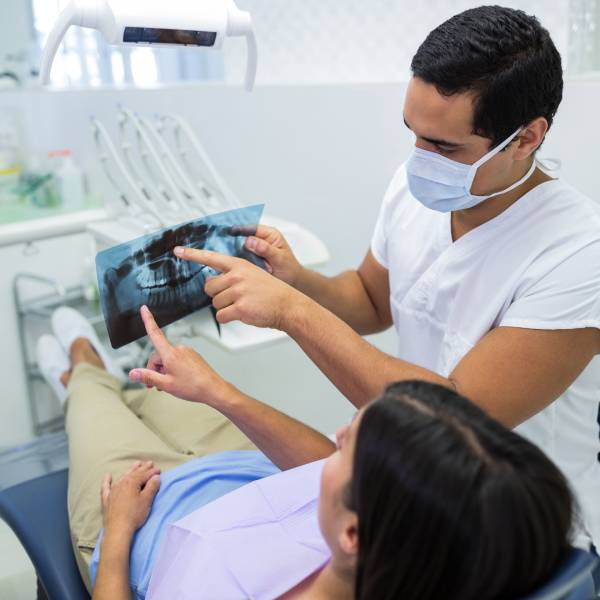 dentist examineaza radiografia dentara