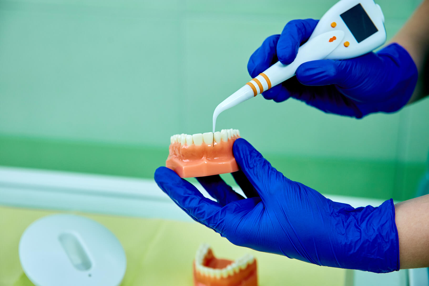 dentist sunt dinti model proteza si parodontala