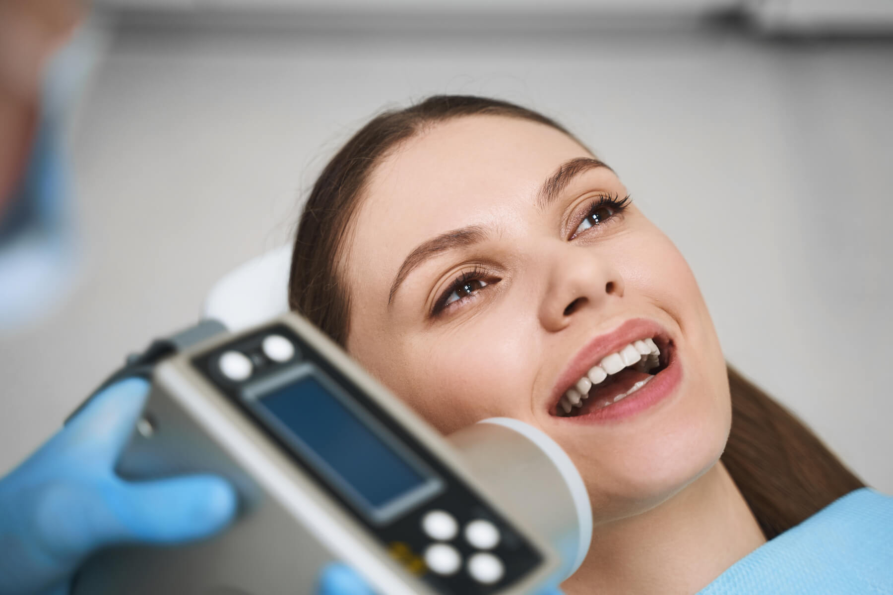 femeie fericita la clinica dentara