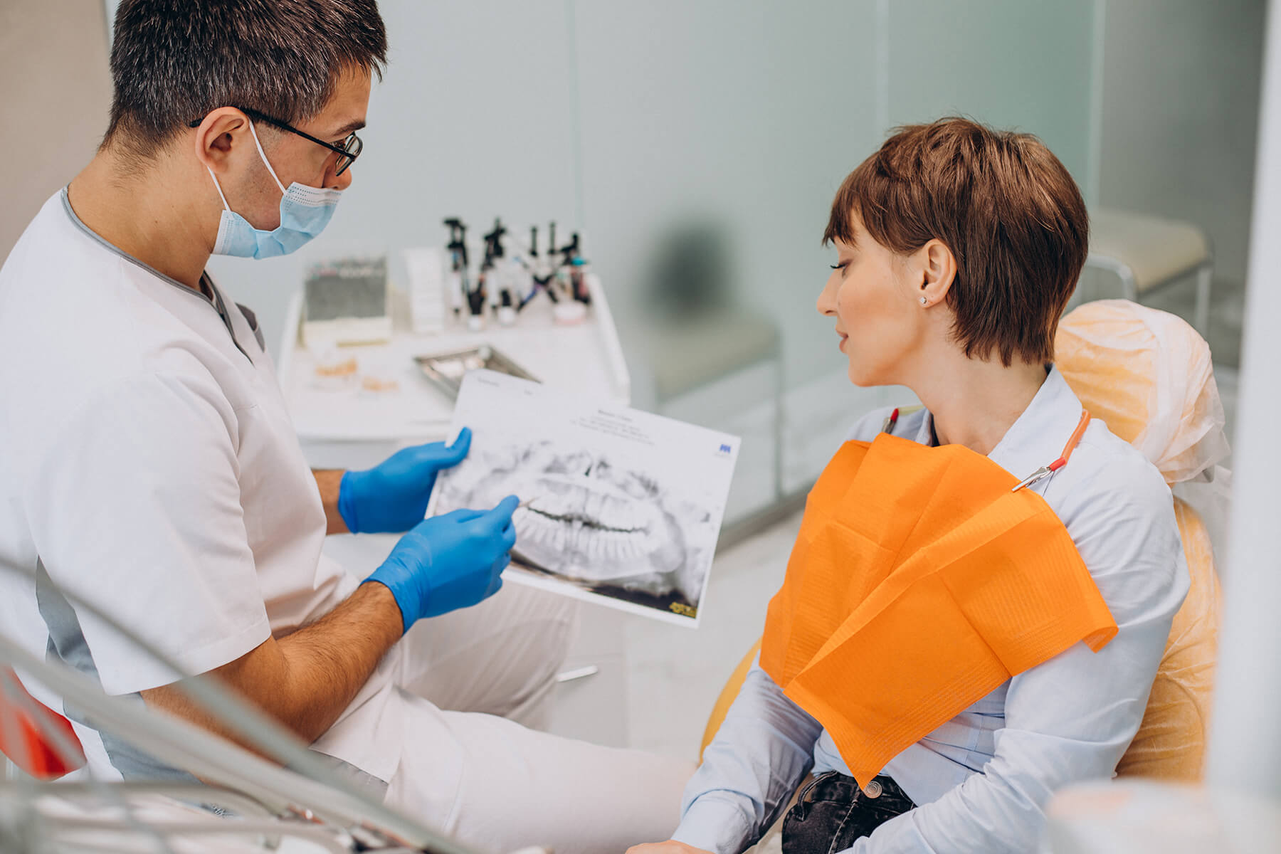femeie viziteaza dentist pentru igiena dentara