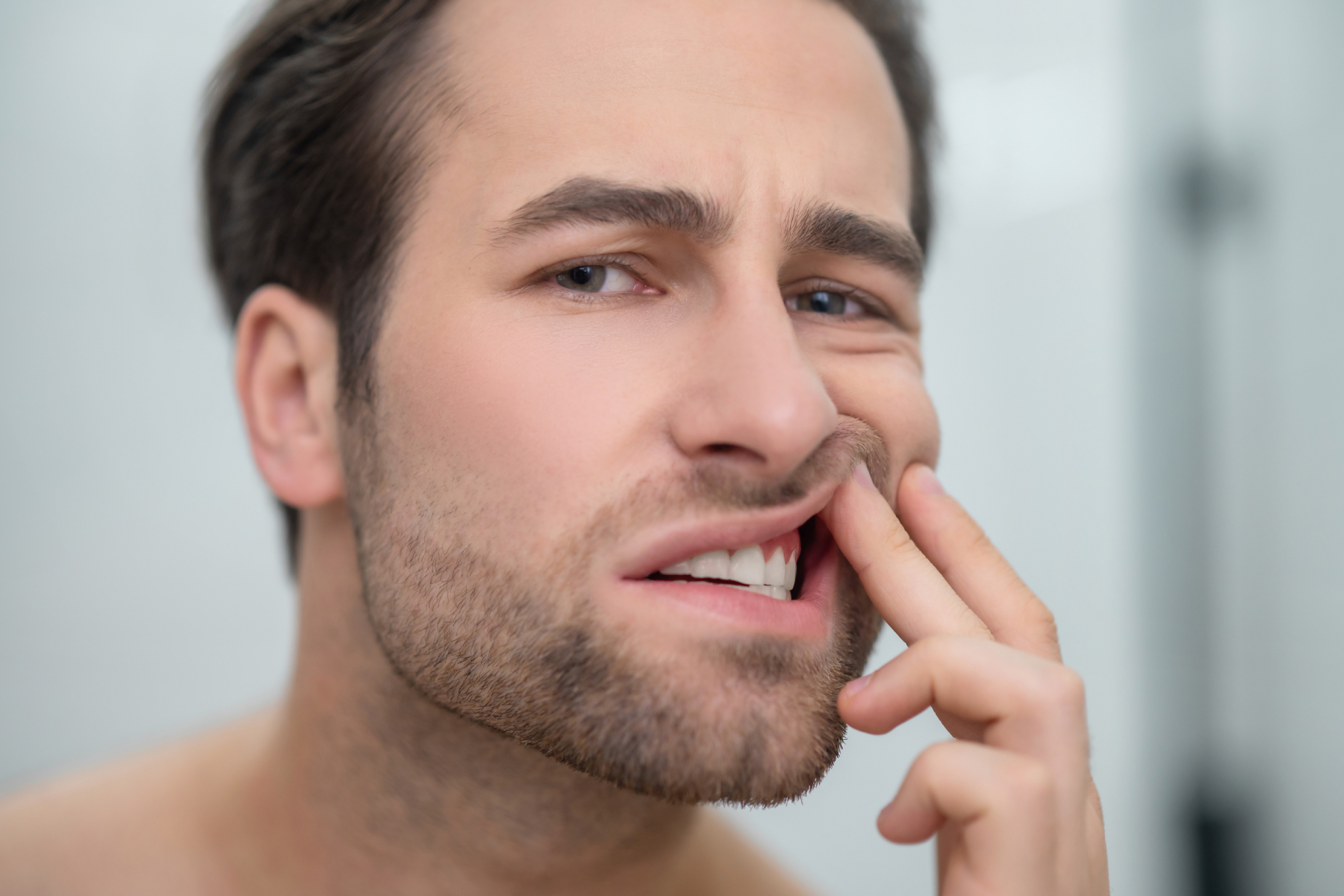barbat isi ferifica gingiile