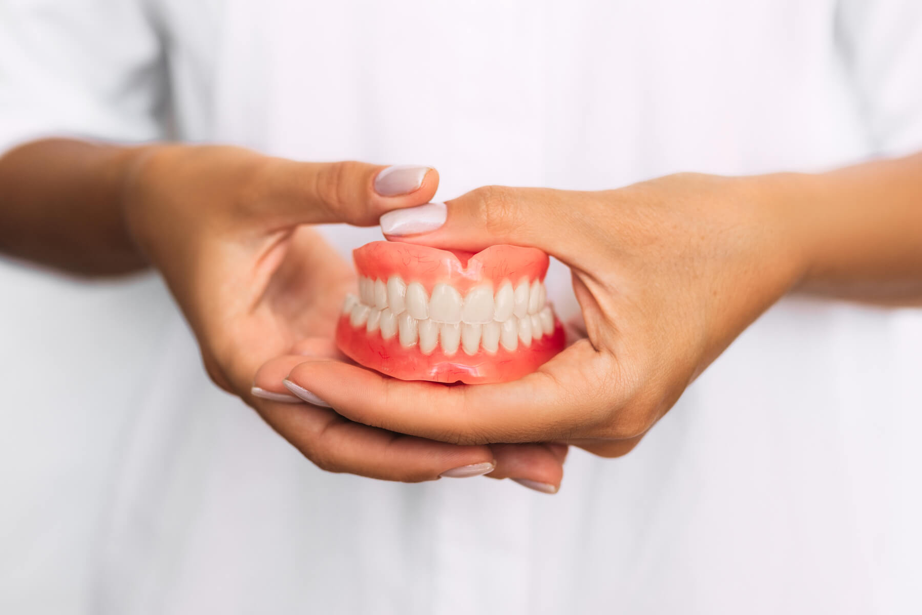 vedere din față a conceptului de proteză dentară completă